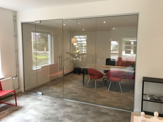 Glaswand met pendeldeur