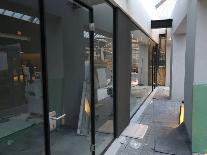 glaswand zwarte profielen