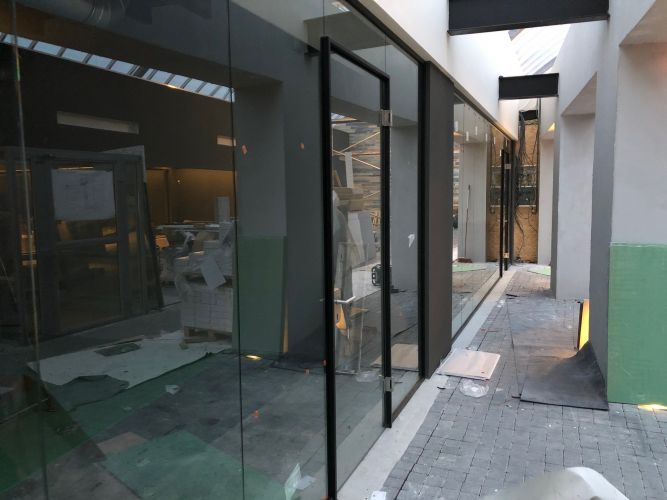 glaswand zwarte profielen