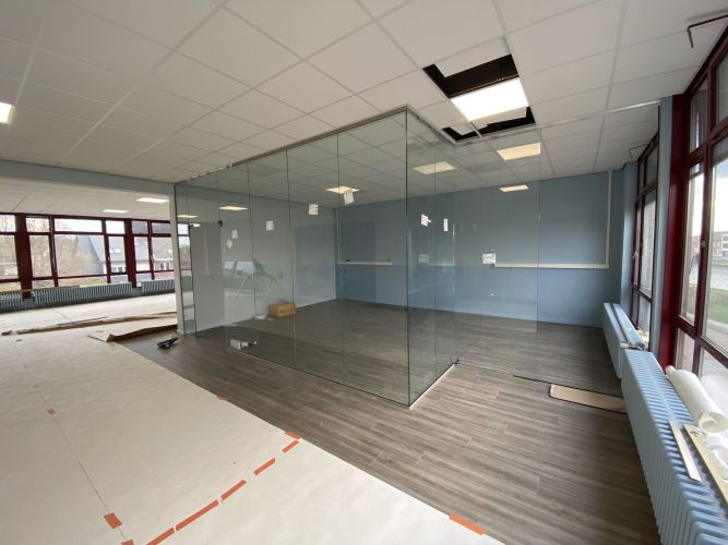 glaswanden met pendeldeuren