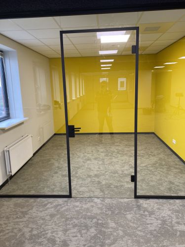 Glaswanden zwarte profielen