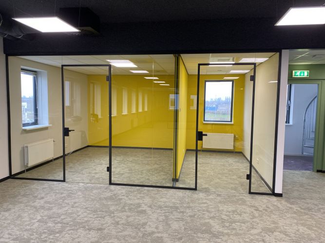 Glaswanden zwarte profielen