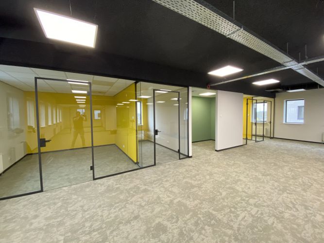 Glaswanden zwarte profielen