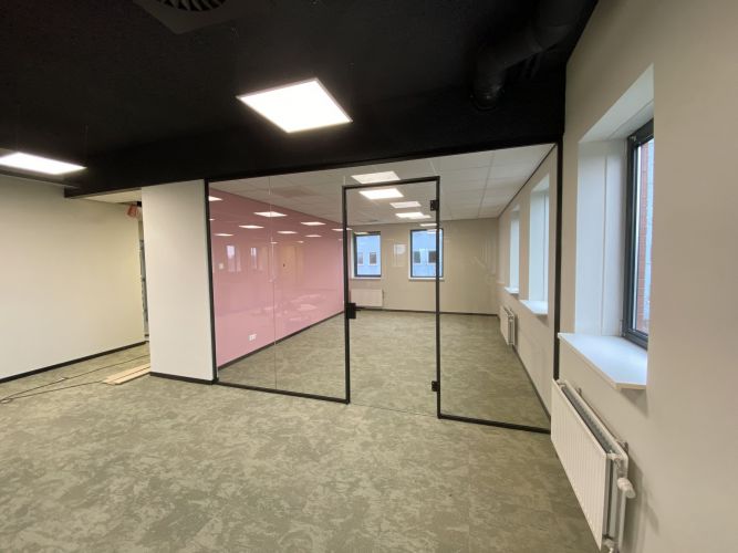 Glaswanden zwarte profielen