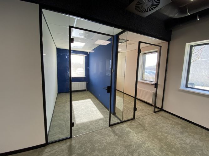 glaswand zwart profiel en zwart kozijn