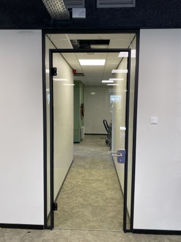 glaswand zwart profiel en zwart kozijn