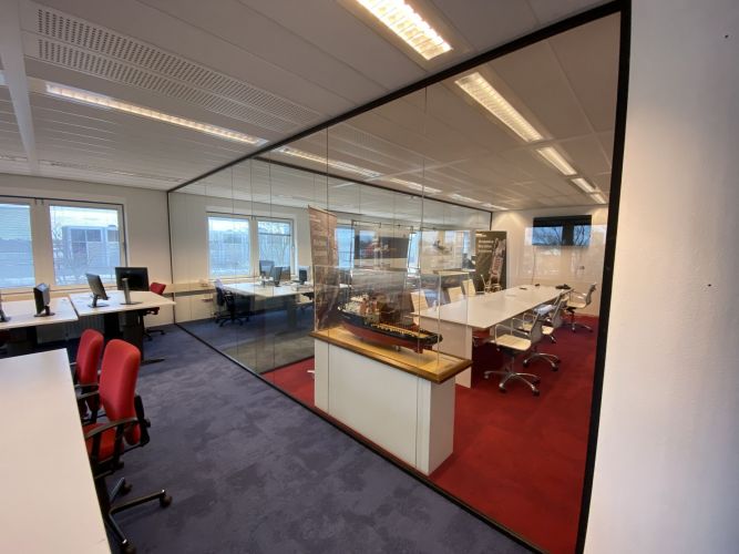 glaswand zwarte profielen