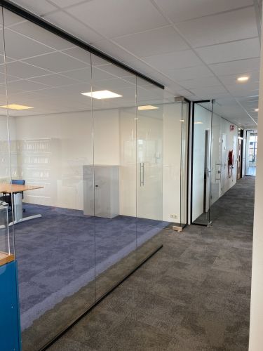 glaswand zwarte profielen