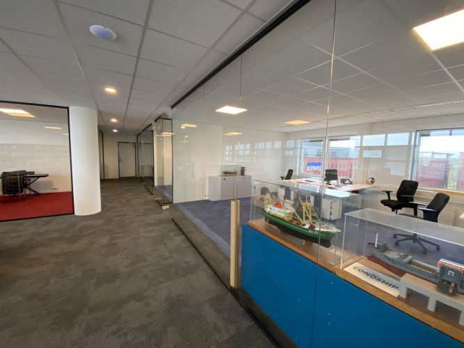 glaswand zwarte profielen