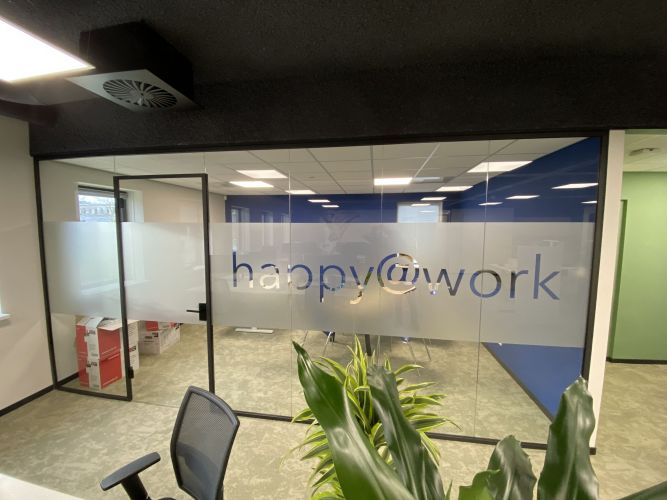 Glaswanden zwarte profielen