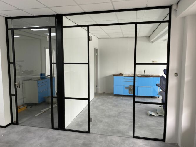 glaswand zwarte profielen met vakverdeling