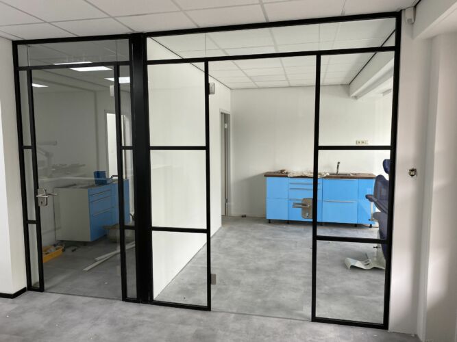 glaswand zwarte profielen met vakverdeling