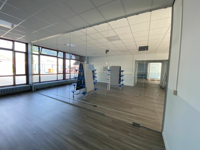 glaswand met pendeldeuren