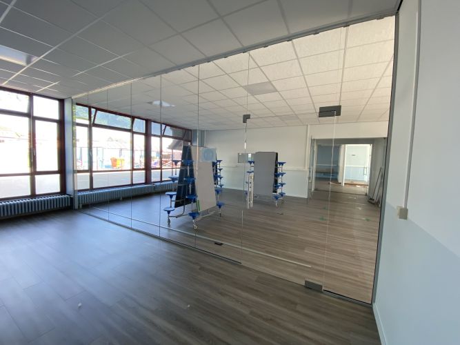 glaswand met pendeldeuren