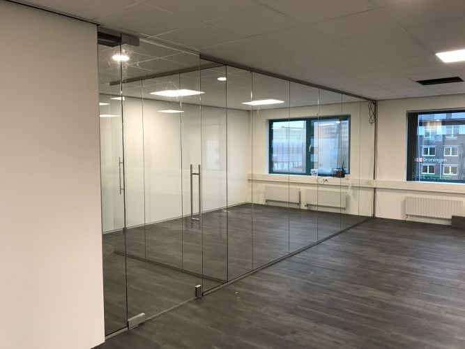 glaswanden met pendeldeuren