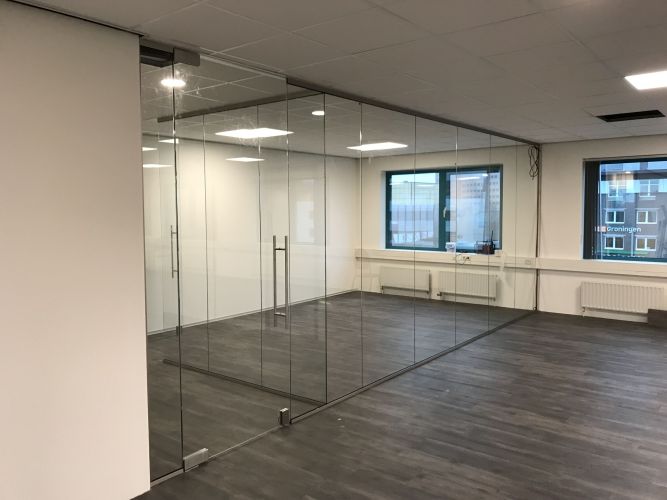 glaswanden met pendeldeuren