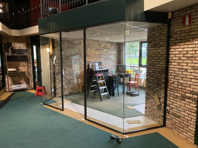 glaswand zwarte profielen