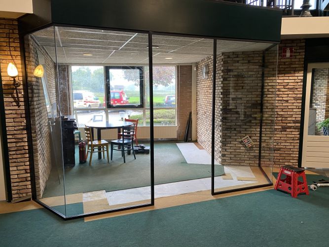 glaswand zwarte profielen