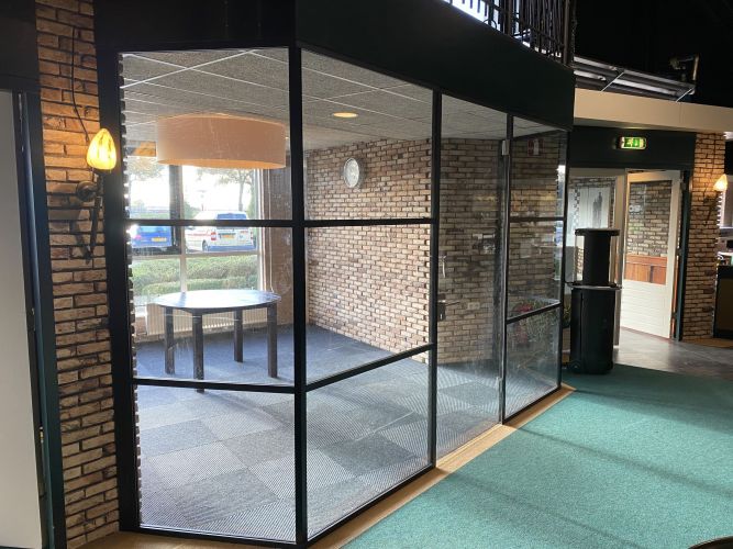 glaswand zwarte profielen met roedes