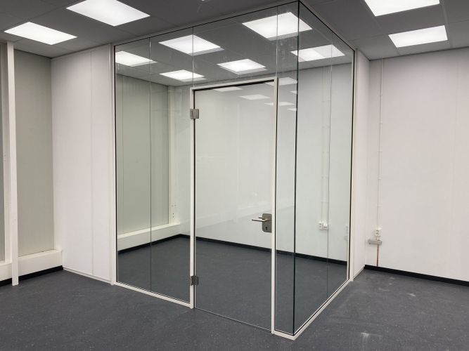 Glaswand witte profielen