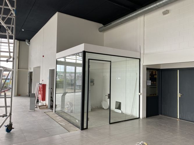 Vrijstaand glazen kantoor met zwarte profielen