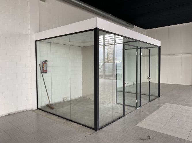 Vrijstaand glazen kantoor met zwarte profielen