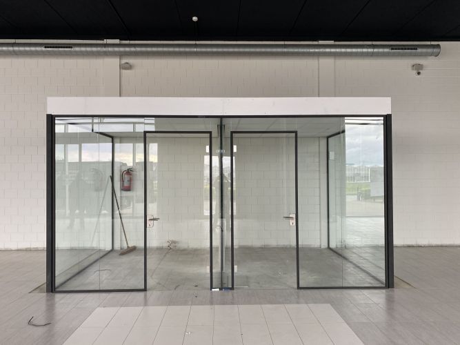 Vrijstaand glazen kantoor met zwarte profielen