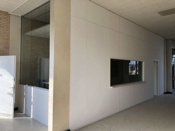 Glazen-Systeemwand-Glaswand-Glazen-wand-Kantoor-Bouwmontage-glaswand-op-kantoor-glazen wanden in een kantoor