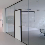 Glaswand zwart profiel met witte deur