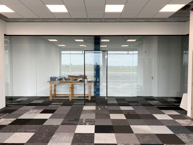 Glaswanden zwarte profielen