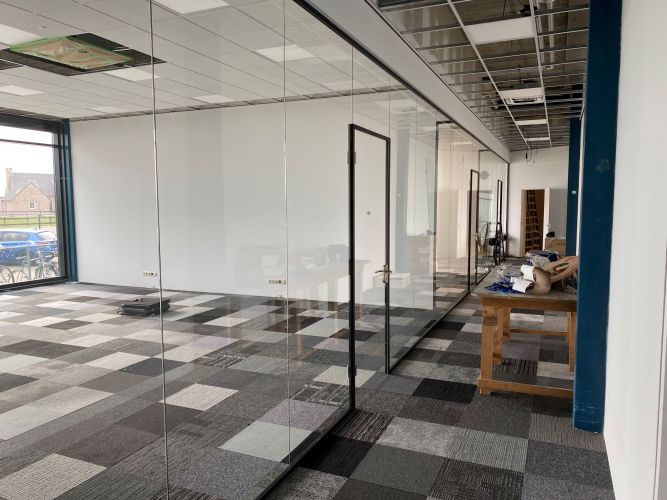 Glaswanden zwarte profielen