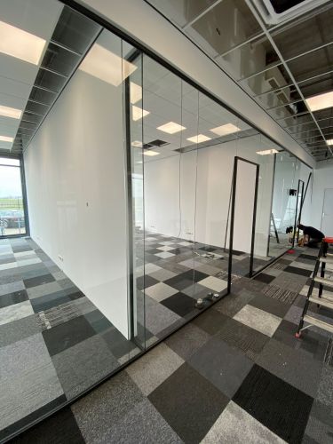 Glaswanden zwarte profielen